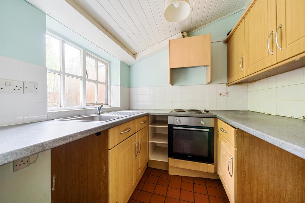 Lot: 32 - MID-TERRACED PROPERTY FOR REFURBISHMENT - Kitchen with fitted units